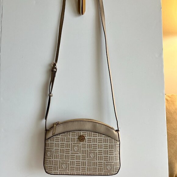 Anne Klein Dome Crossbody with 3 main POCKETS & 1 front pocket  Hands Free - Picture 2 of 14